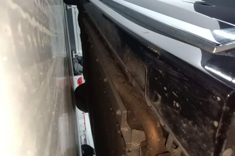 Used VOYAH Dream 2025 PHEV Four-Wheel Drive Prestige Kunpeng Edition Right Side Sill