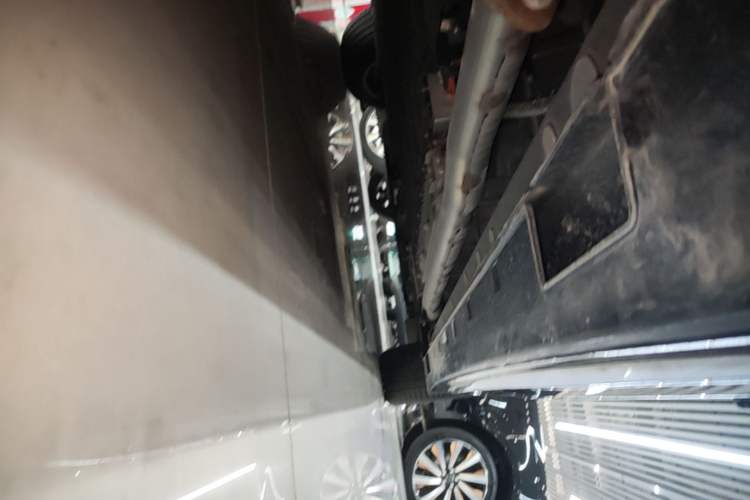 Used VOYAH Dream 2025 PHEV Four-Wheel Drive Excellence Kunpeng Edition Right Side Sill