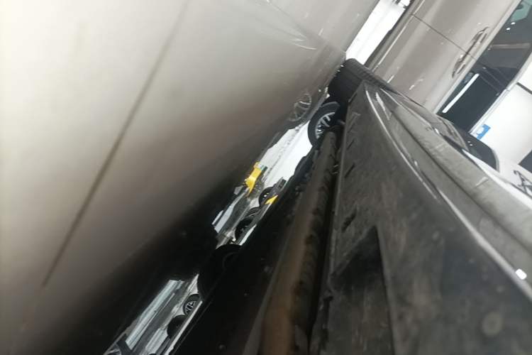 Used VOYAH Dream 2025 PHEV Four-Wheel-Drive Flagship Kunpeng Edition Right Side Sill