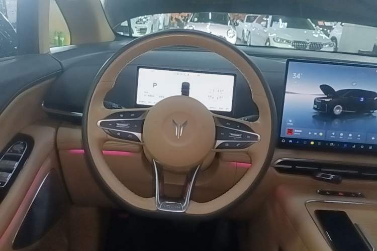 Used VOYAH Dream 2025 PHEV Four-Wheel Drive Prestige Kunpeng Edition Steering Wheel
