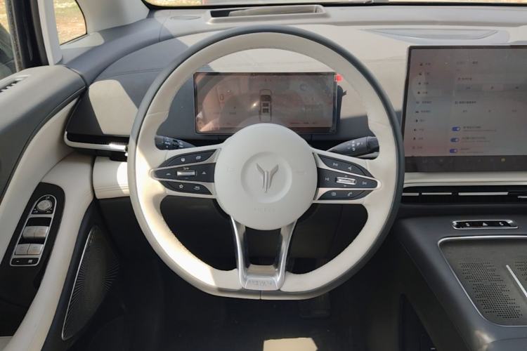 Used VOYAH Dream 2025 PHEV Four-Wheel Drive Prestige Kunpeng Edition Steering Wheel