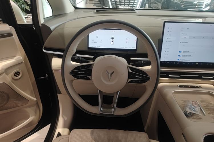 Used VOYAH Dream 2025 PHEV Four-Wheel Drive Prestige Kunpeng Edition Steering Wheel