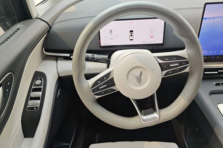 Used VOYAH Dream 2025 EV Four-Wheel Drive Excellence Kunpeng Edition Steering Wheel