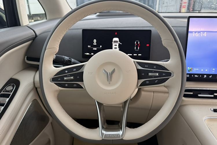 Used VOYAH Dream 2025 EV Four-Wheel Drive Flagship Kunpeng Edition Steering Wheel