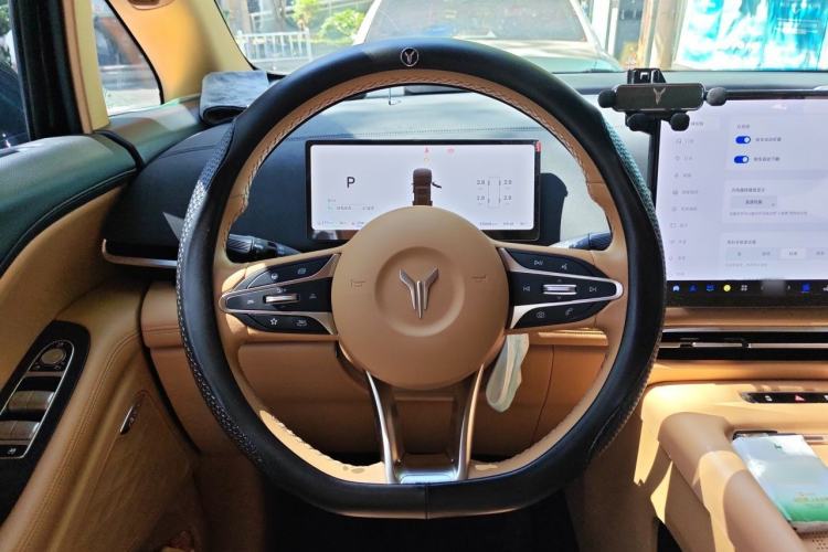 Used VOYAH Dream 2025 PHEV Four-Wheel Drive Excellence Kunpeng Edition Steering Wheel