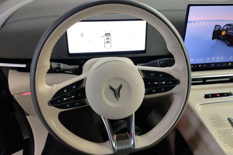 Used VOYAH Dream 2025 EV Four-Wheel Drive Flagship Kunpeng Edition Steering Wheel