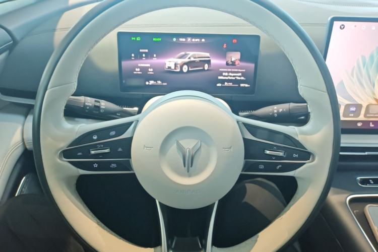 Used VOYAH Dream 2025 PHEV Four-Wheel-Drive Flagship Version – Qiankun Edition Steering Wheel