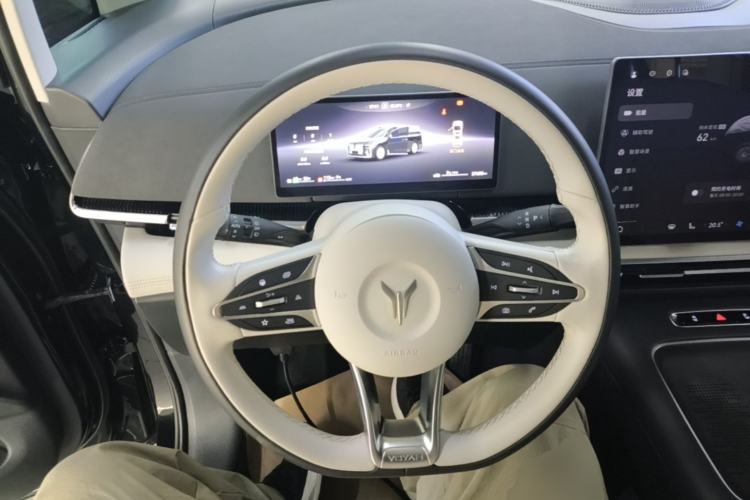 Used VOYAH Dream 2025 PHEV Four-Wheel Drive Excellence Qiankun Edition Steering Wheel