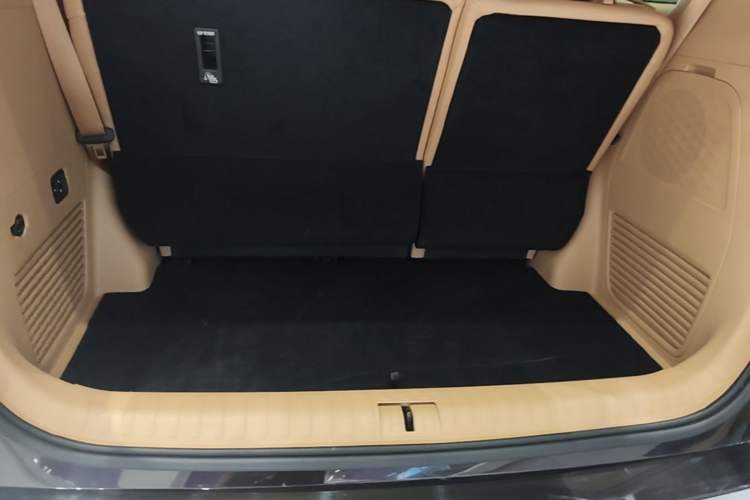 Used VOYAH Dream 2025 PHEV Four-Wheel-Drive Flagship Kunpeng Edition Trunk