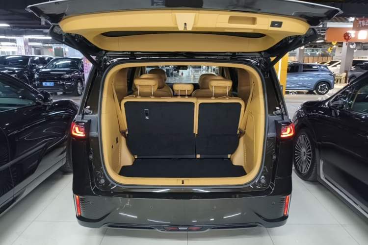 Used VOYAH Dream 2025 PHEV Four-Wheel-Drive Flagship Kunpeng Edition Trunk