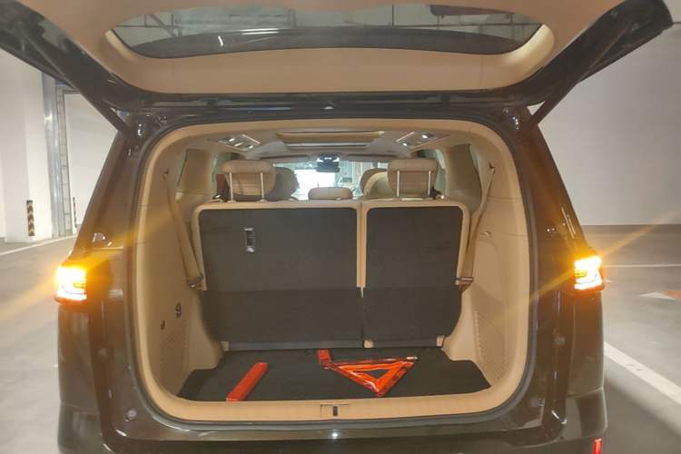 Used VOYAH Dream 2025 PHEV Four-Wheel-Drive Flagship Kunpeng Edition Trunk