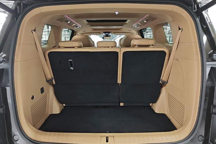 Used VOYAH Dream 2025 PHEV Four-Wheel-Drive Flagship Kunpeng Edition Trunk