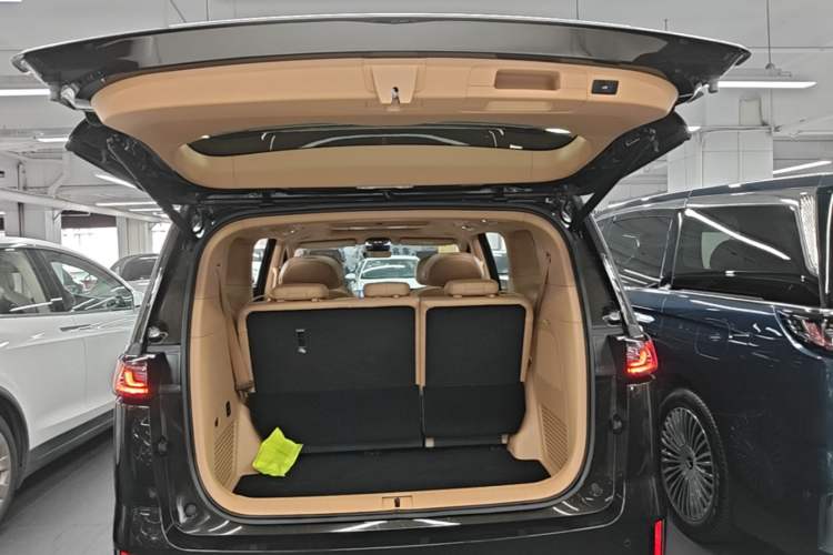 Used VOYAH Dream 2025 PHEV Four-Wheel-Drive Flagship Kunpeng Edition Trunk