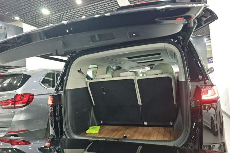 Used VOYAH Dream 2025 PHEV Four-Wheel Drive Prestige Kunpeng Edition Trunk