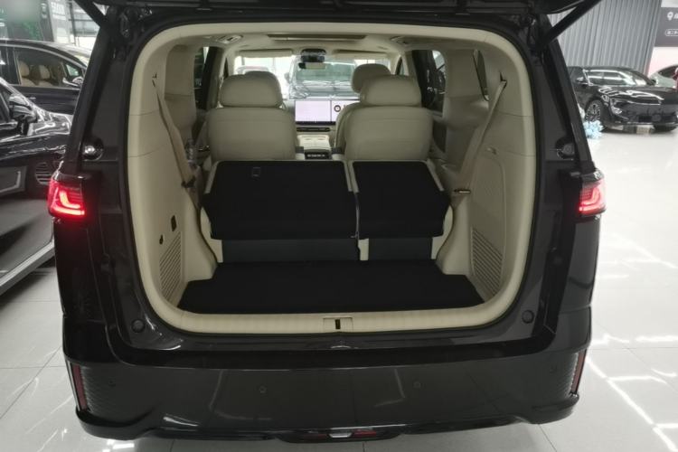 Used VOYAH Dream 2025 PHEV Four-Wheel-Drive Flagship Kunpeng Edition Trunk