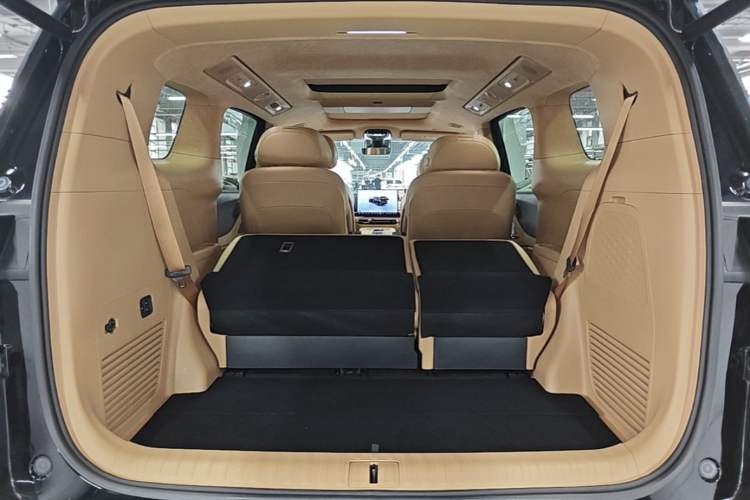 Used VOYAH Dream 2025 PHEV Four-Wheel-Drive Flagship Kunpeng Edition Trunk