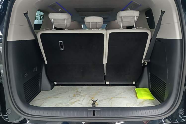 Used VOYAH Dream 2025 PHEV Four-Wheel-Drive Flagship Version – Qiankun Edition Trunk