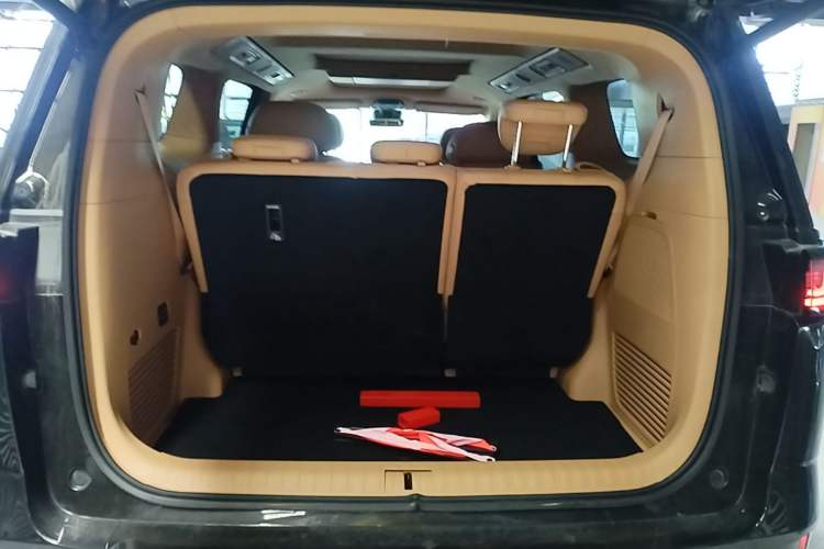 Used VOYAH Dream 2025 PHEV Four-Wheel-Drive Flagship Kunpeng Edition Trunk