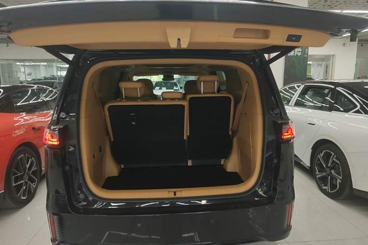 Used VOYAH Dream 2025 PHEV Four-Wheel-Drive Flagship Kunpeng Edition Trunk