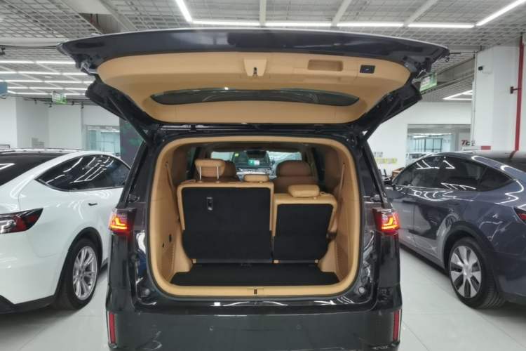 Used VOYAH Dream 2025 PHEV Four-Wheel Drive Prestige Qiankun Edition Trunk