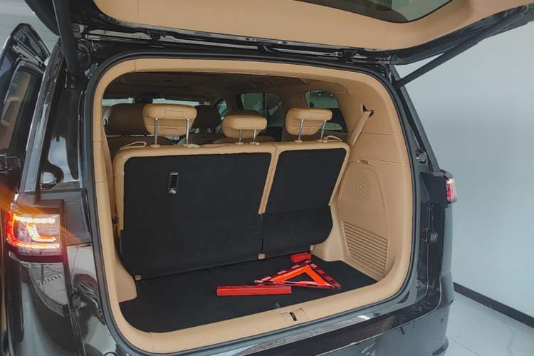 Used VOYAH Dream 2025 PHEV Four-Wheel-Drive Flagship Kunpeng Edition Trunk