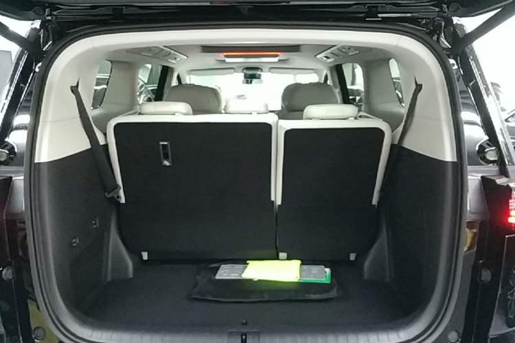 Used VOYAH Dream 2025 PHEV Four-Wheel Drive Excellence Kunpeng Edition Trunk