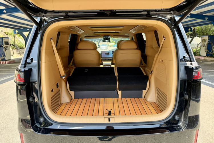 Used VOYAH Dream 2025 EV Four-Wheel Drive Prestige Kunpeng Edition Trunk