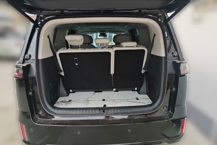 Used VOYAH Dream 2025 EV Four-Wheel Drive Excellence Kunpeng Edition Trunk