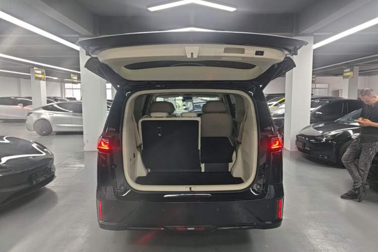 Used VOYAH Dream 2025 EV Four-Wheel Drive Prestige Kunpeng Edition Trunk