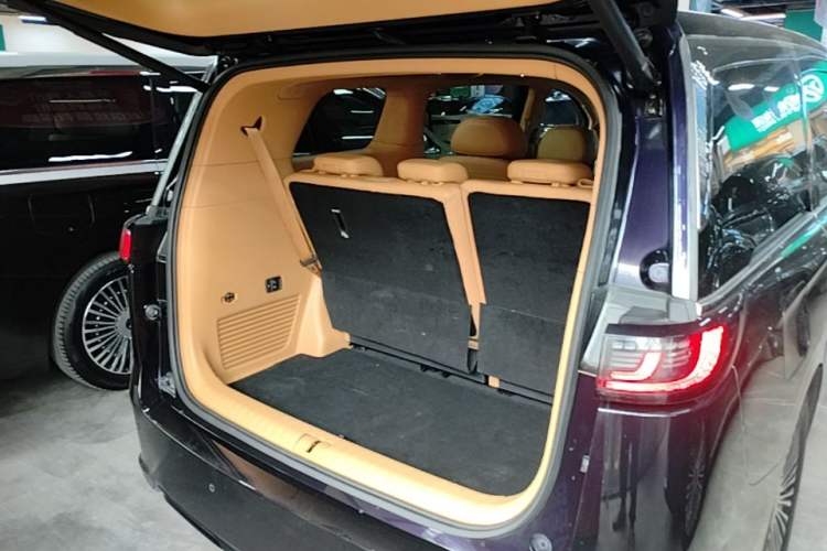 Used VOYAH Dream 2025 PHEV Four-Wheel-Drive Flagship Kunpeng Edition Trunk
