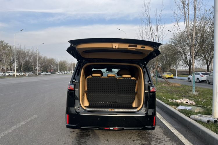 Used VOYAH Dream 2025 EV Four-Wheel Drive Flagship Kunpeng Edition Trunk