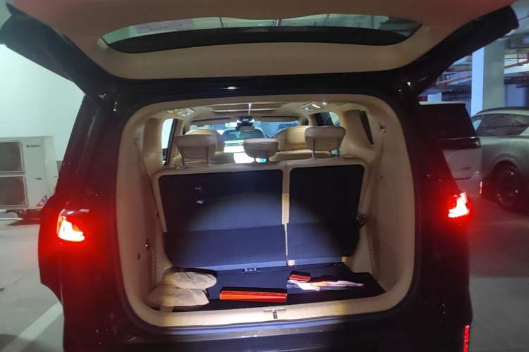 Used VOYAH Dream 2025 PHEV Four-Wheel-Drive Flagship Kunpeng Edition Trunk
