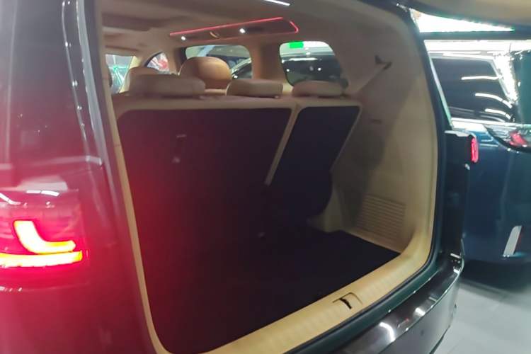 Used VOYAH Dream 2025 PHEV Four-Wheel-Drive Flagship Kunpeng Edition Trunk