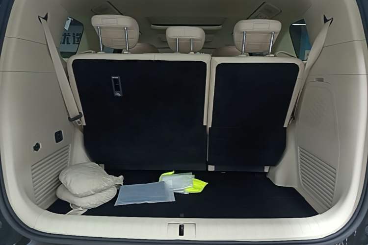 Used VOYAH Dream 2025 PHEV Four-Wheel Drive Prestige Kunpeng Edition Trunk
