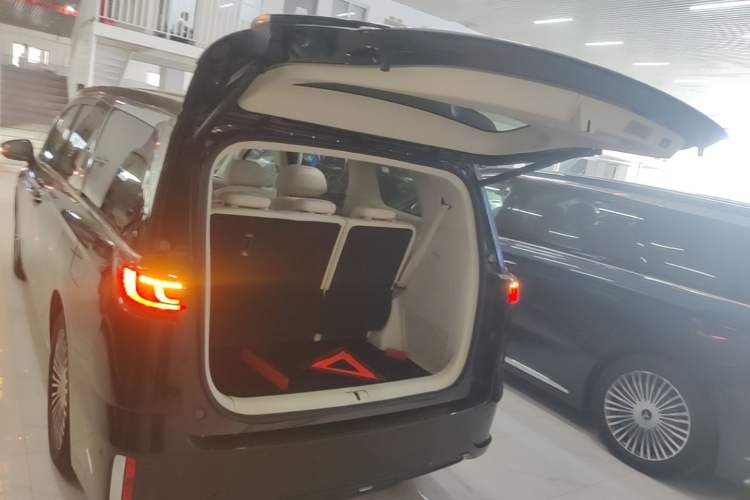Used VOYAH Dream 2025 PHEV Four-Wheel Drive Prestige Kunpeng Edition Trunk
