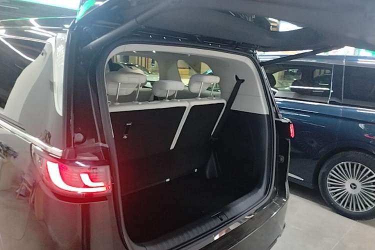 Used VOYAH Dream 2025 PHEV Four-Wheel Drive Prestige Kunpeng Edition Trunk