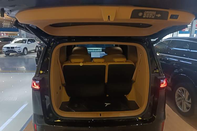Used VOYAH Dream 2025 PHEV Four-Wheel Drive Prestige Kunpeng Edition Trunk
