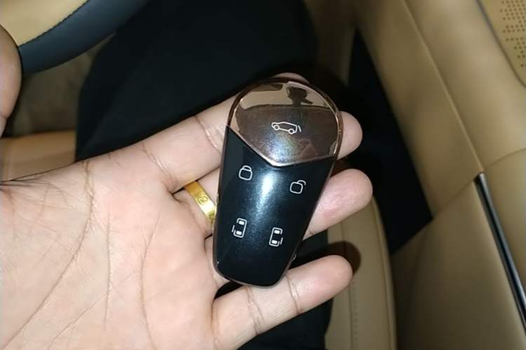 Used VOYAH Dream 2025 PHEV Four-Wheel Drive Prestige Kunpeng Edition Vehicle Key