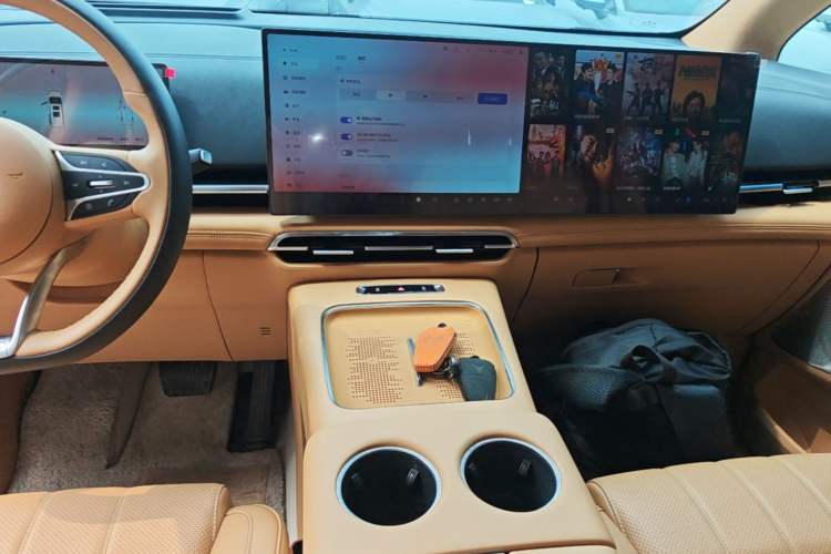 Used VOYAH Dream 2025 PHEV Four-Wheel-Drive Flagship Kunpeng Edition Audio And AC Panel