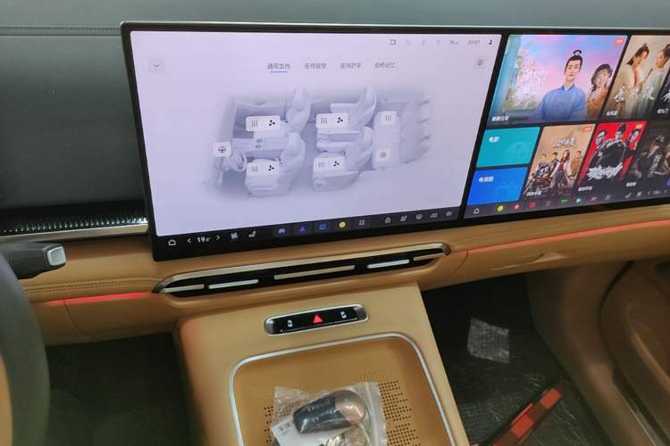 Used VOYAH Dream 2025 PHEV Four-Wheel-Drive Flagship Kunpeng Edition Audio And AC Panel