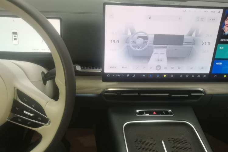 Used VOYAH Dream 2025 PHEV Four-Wheel-Drive Flagship Kunpeng Edition Audio And AC Panel