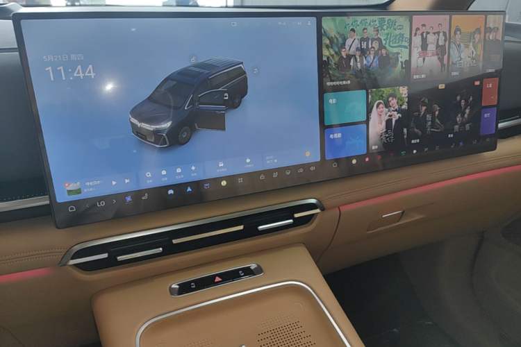 Used VOYAH Dream 2025 PHEV Four-Wheel-Drive Flagship Kunpeng Edition Audio And AC Panel