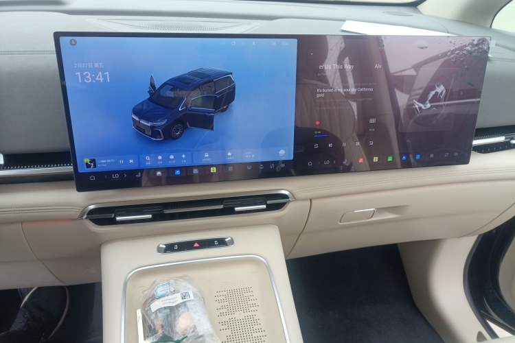 Used VOYAH Dream 2025 EV Four-Wheel Drive Flagship Kunpeng Edition Audio And AC Panel
