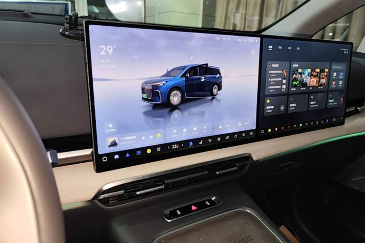Used VOYAH Dream 2025 PHEV Four-Wheel-Drive Flagship Kunpeng Edition Audio And AC Panel