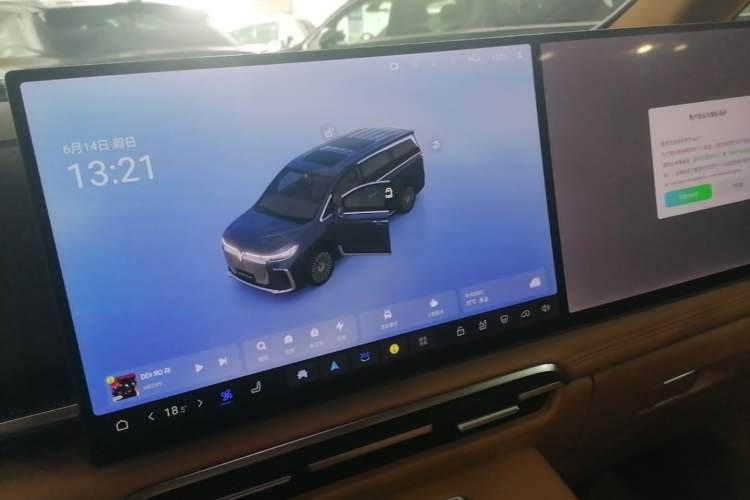 Used VOYAH Dream 2025 PHEV Four-Wheel-Drive Flagship Kunpeng Edition Audio And AC Panel