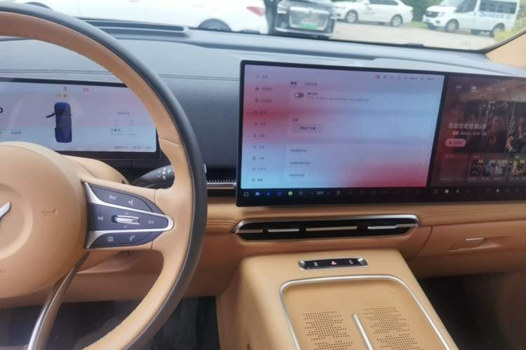 Used VOYAH Dream 2025 PHEV Four-Wheel-Drive Flagship Kunpeng Edition Audio And AC Panel