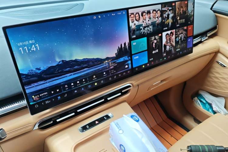 Used VOYAH Dream 2025 PHEV Four-Wheel Drive Excellence Kunpeng Edition Audio And AC Panel