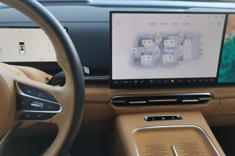 Used VOYAH Dream 2025 PHEV Four-Wheel-Drive Flagship Kunpeng Edition Audio And AC Panel