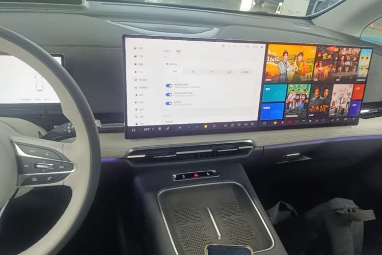 Used VOYAH Dream 2025 PHEV Four-Wheel-Drive Flagship Kunpeng Edition Audio And AC Panel