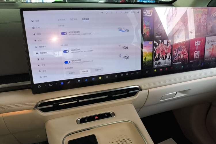 Used VOYAH Dream 2025 PHEV Four-Wheel-Drive Flagship Kunpeng Edition Audio And AC Panel
